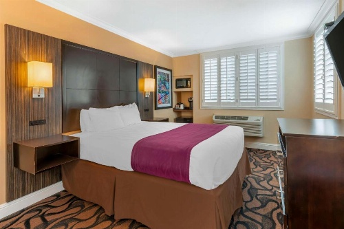 Best Western Plus Airport Plaza image 16